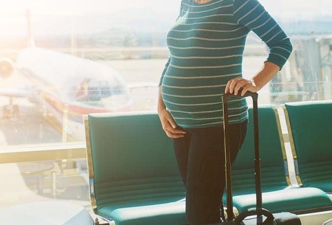 Cum te pregatesti de calatoria cu avionul in timpul sarcinii si cum traieste bebelusul excursia