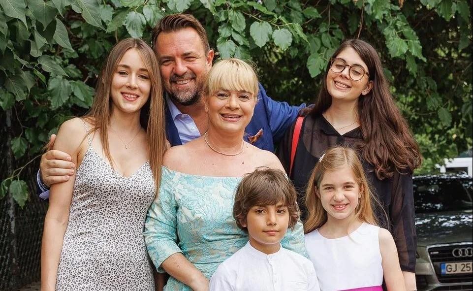 Horia Brenciu revine singur in Romania, in timp ce familia ramane blocata in Kuala Lumpur