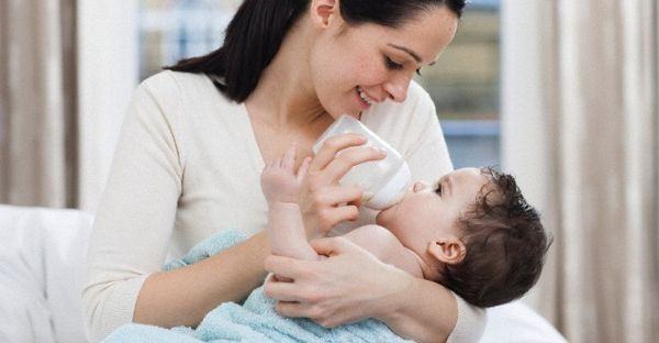 Hranirea bebelusului cu lapte praf. Tot ce trebuie sa stii