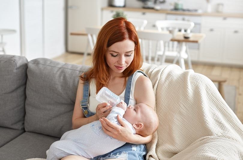 Bebelusii care nu sunt alaptati: 7 mituri pe care specialistii le demonteaza si sfaturi pentru mamele care hranesc cu biberonul