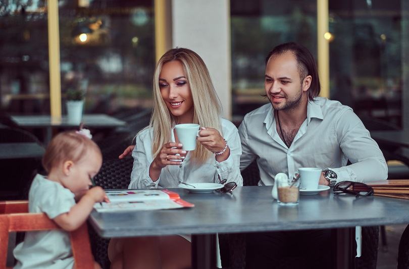 Viata de cuplu dupa aparitia bebelusului: provocari, schimbari si gesturi simple care mentin iubirea