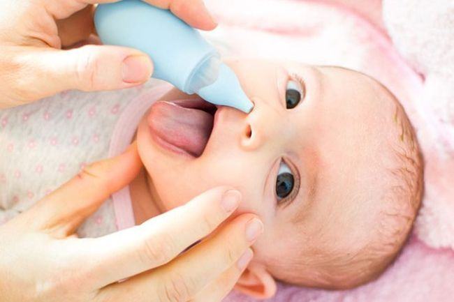 Cum sa cureti nasul nou-nascutului