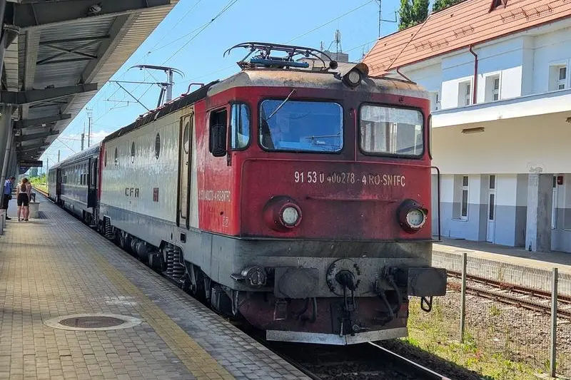 Doua fetite de 9 si 12 ani au fost ranite intr-un tren dupa ce un geam a cazut peste ele. Au fost duse la spital