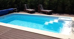 O tanara risca sa isi piarda piciorul dupa ce a inotat intr-o piscina de hotel.  Ce spun medicii