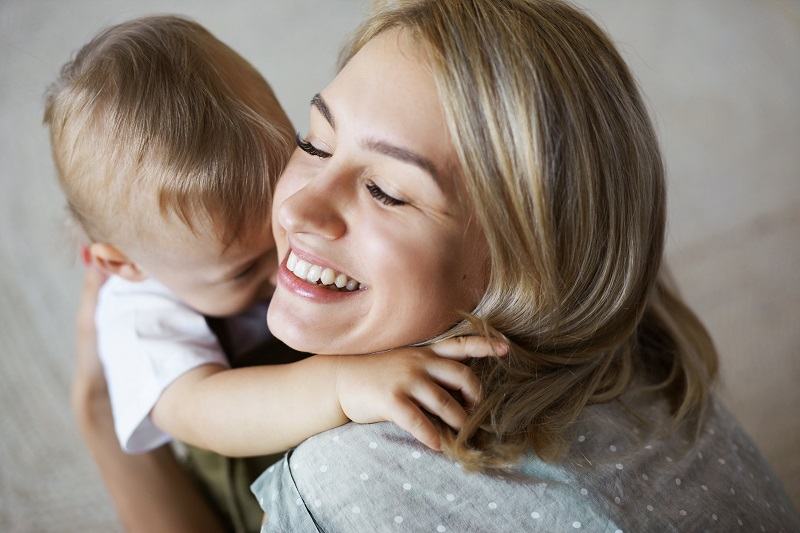 Terapia prin imbratisari: de ce este esential sa ne imbratisam zilnic copiii, parintii si prietenii