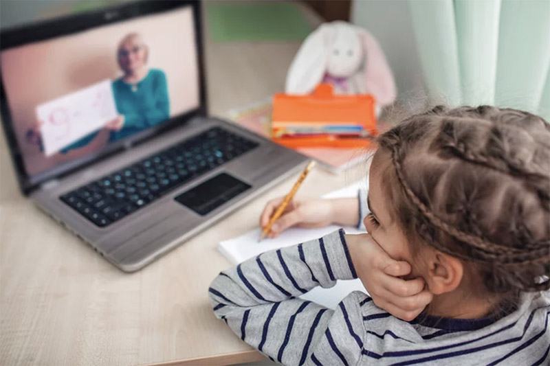 Copilul tau nu se poate concentra la orele online? 5 sfaturi de la specialisti care il pot ajuta