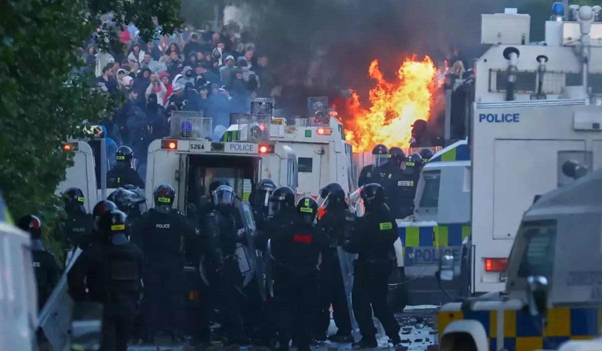 MAE continua sprijinul pentru romanii afectati de violentele din Belfast. Au fost emise 15 documente pentru revenirea in tara