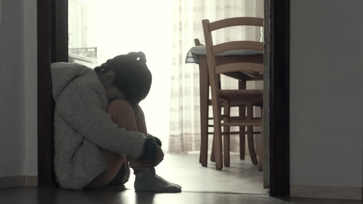 O mama din Arad, arestata dupa ce si-ar fi agresat fiica cu handicap. Ar fi tinut-o cu capul sub apa in cada folosita pentru animale