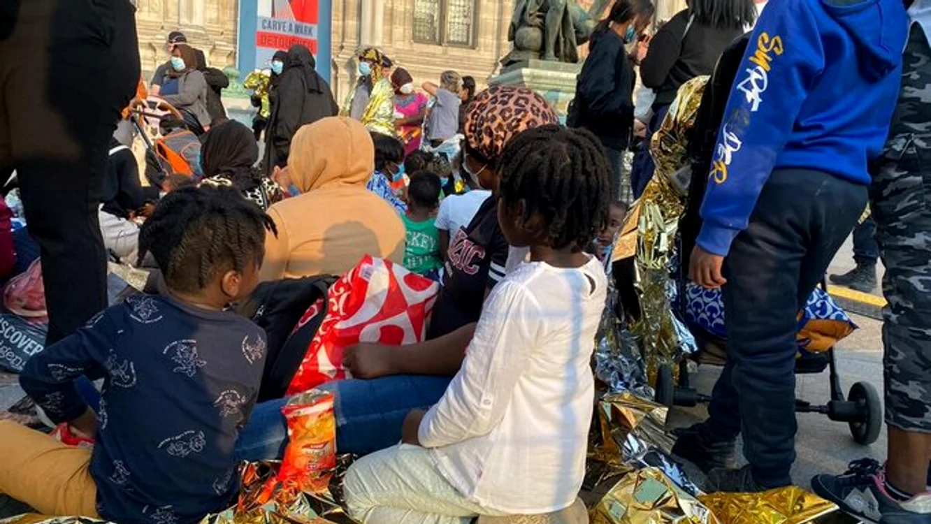 Gest socant la Paris: doi barbati au urinat pe o mama insarcinata si pe copiii acesteia