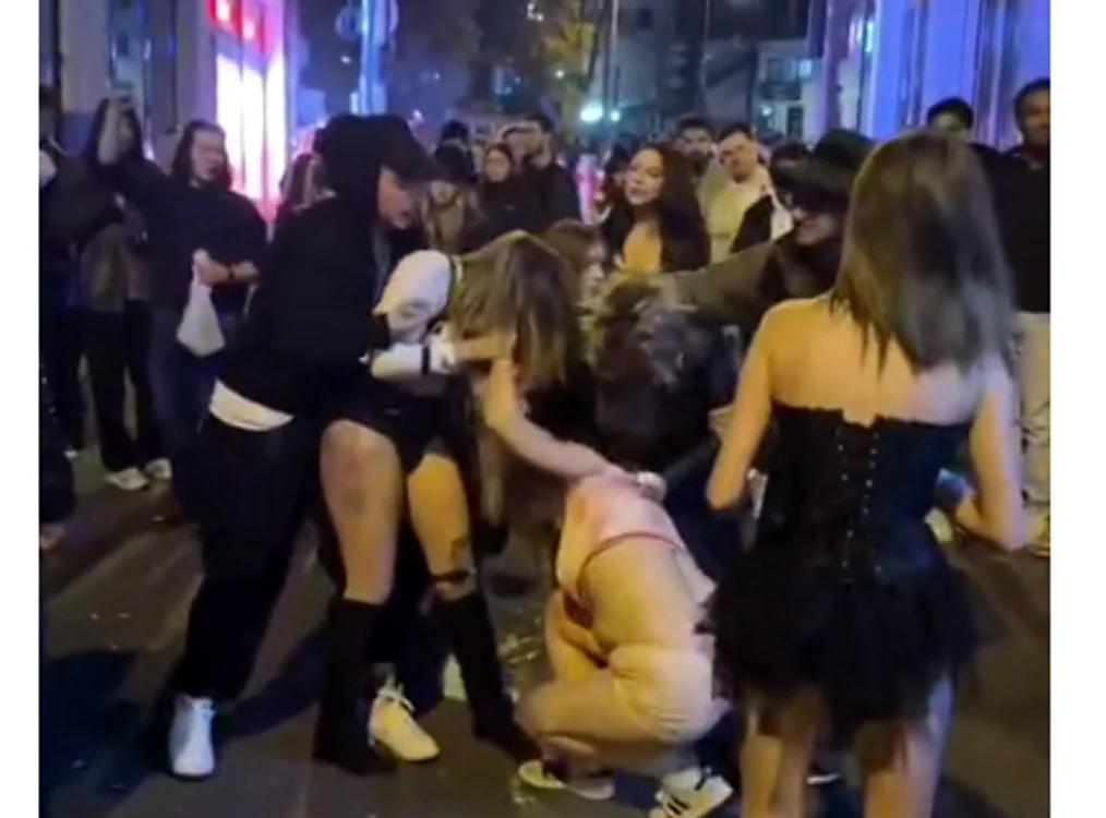 Mai multe fete bete s-au luat la bataie cu pumnii si picioarele, de Halloween. Si-au smuls hainele de pe ele, in plina strada