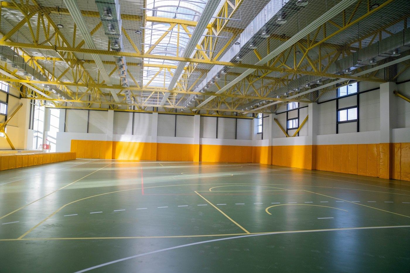 Doi elevi de 7 ani au ajuns la spital dupa un incident petrecut la ora de sport. O banca depozitata in vestiar a cazut peste ei