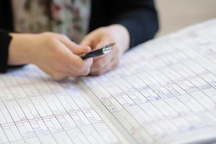 Un elev de 13 ani a sarit de la etajul unei scoli din Mangalia, dupa ce ar fi luat o nota mica. Baiatul a fost dus la spital