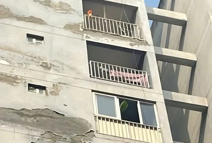 Trei surori de 12, 14 si 16 ani au murit dupa ce au sarit de la etajul noua. Gestul extrem, dupa ce parintii le-au luat telefoanele