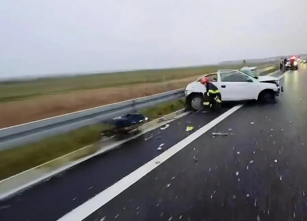Accident pe Drumul Expres Pitesti – Craiova. Un autocar cu 38 copii s-a rasturnat dupa impactul cu o masina oprita