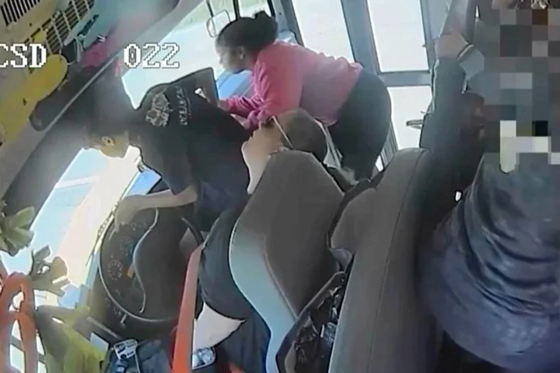 Momente dramatice intr-un autobuz scolar: elevii au evitat un accident grav dupa ce soferita a lesinat la volan