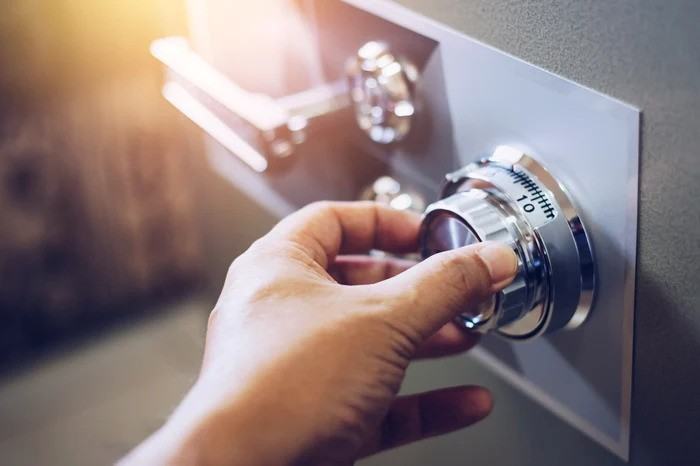 O adolescenta de 13 ani a luat peste 42.000 de euro din seiful familiei pentru a trimite cadouri influencerilor preferati