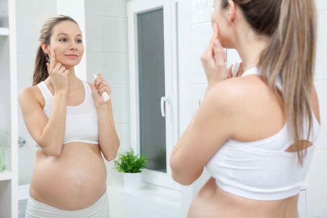 Cum ne ingrijim tenul in timpul sarcinii? La ce produse sa renunti si ce sa folosesti