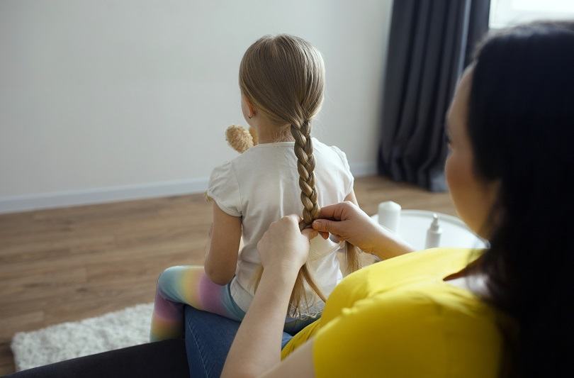 Parul fetitelor mici – cum previi incurcarea, sfaturi de ingrijire si pregatirea pentru prima vizita la salon