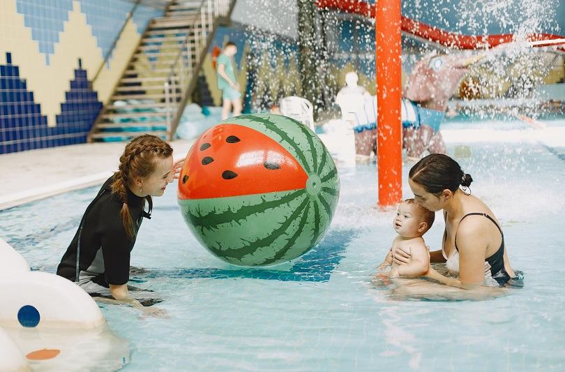 Cum invata bebelusii sa inoate: Pasi simpli pentru un inceput increzator in apa