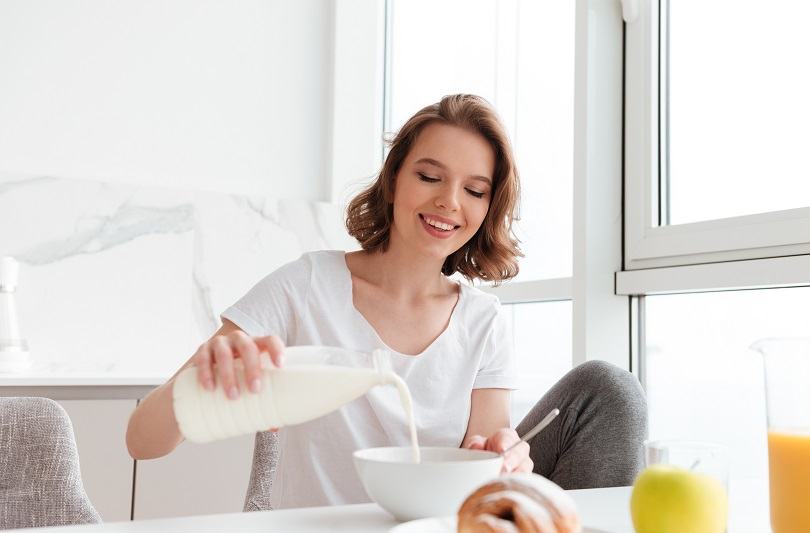 Intoleranta la lactoza la femei: cauze genetice, hormonale si influenta stilului de viata