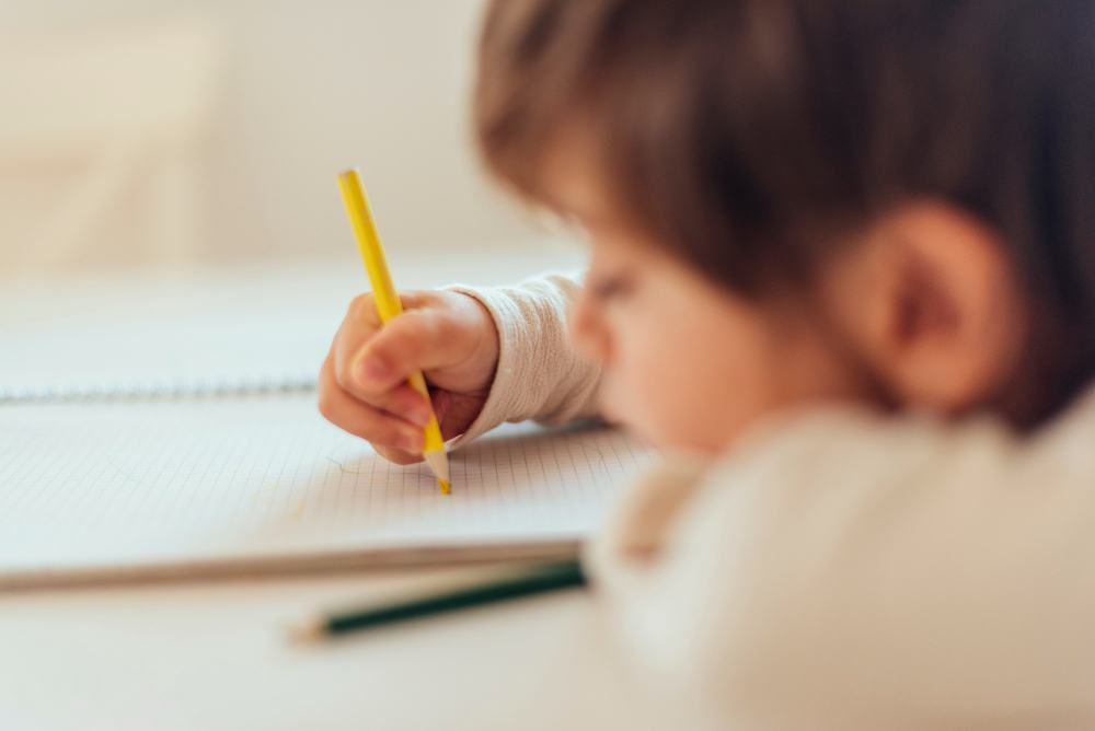 Cum inveti copilul sa tina corect creionul