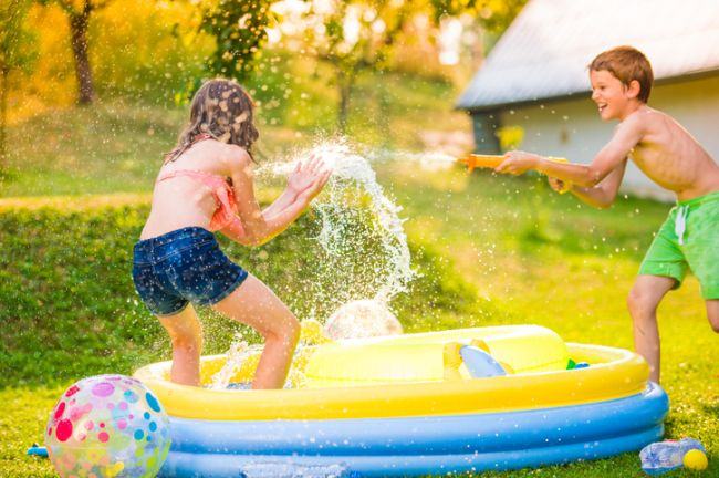 10 idei de jocuri cu apa pentru copii