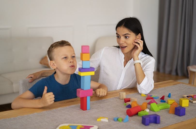 Cum sa stimulezi dezvoltarea copiilor prin jocuri de constructie in familie