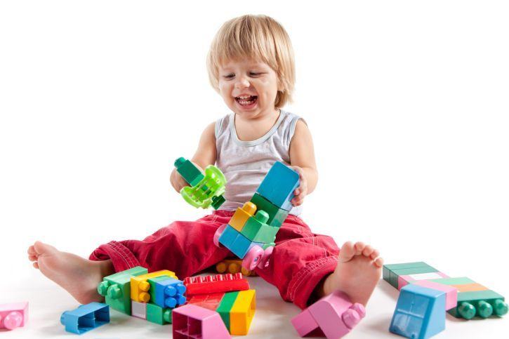 Jucariile simple dezvolta imaginatia si creativitatea copilului