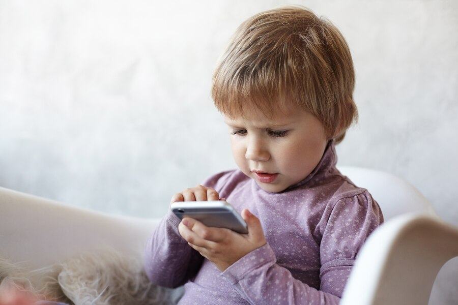 Avertismentul pediatrilor! Tot mai multi copii sub 3 ani cu probleme de limbaj din cauza ecranelor