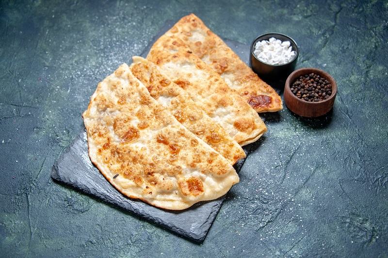 Langosi cu branza sarata – deliciul pufos al copilariei