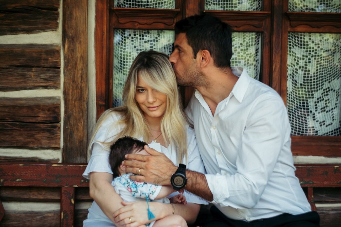 Prima poza cu chipul fetitei Laurei Cosoi! Este adorabila!