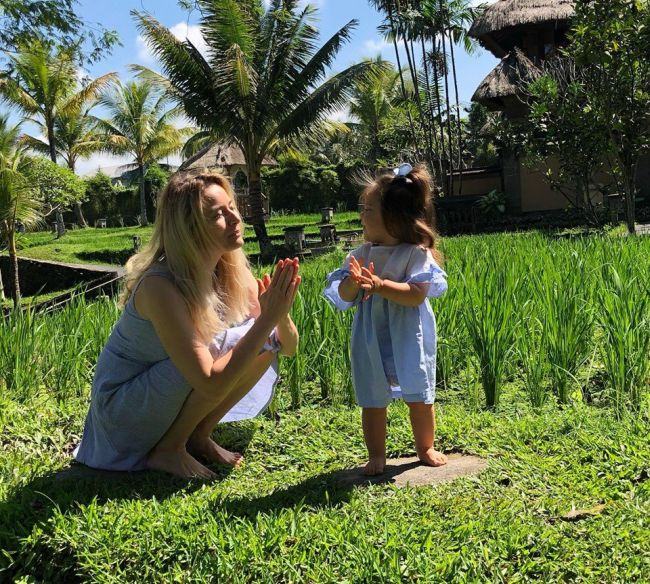 Laura Cosoi, o mamica curajoasa: cu fetita de un an in Bali