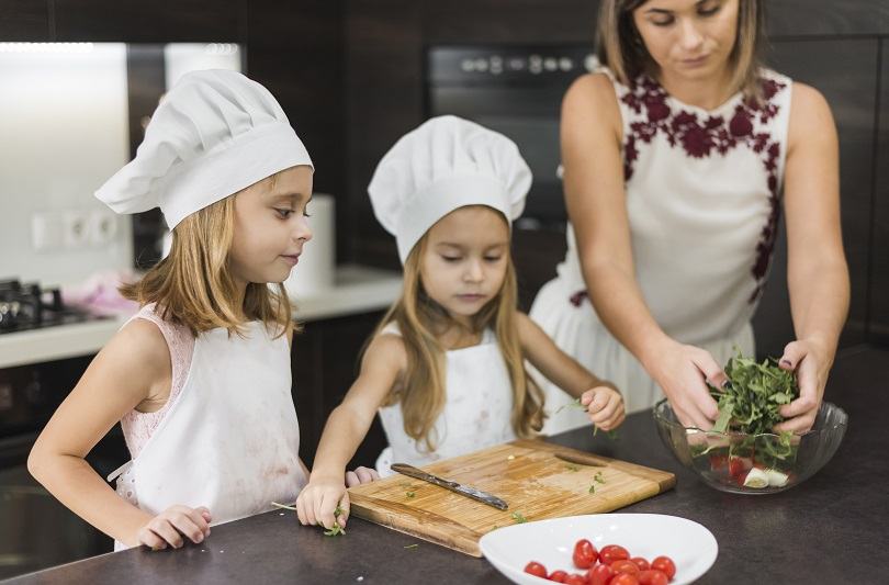 Cum ii convingi pe copiii mici sa manance mai multe legume: obiceiuri si trucuri care functioneaza