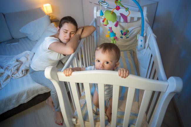 Studiu: Parintii pierd 44 zile de somn in primul an de viata al bebelusului