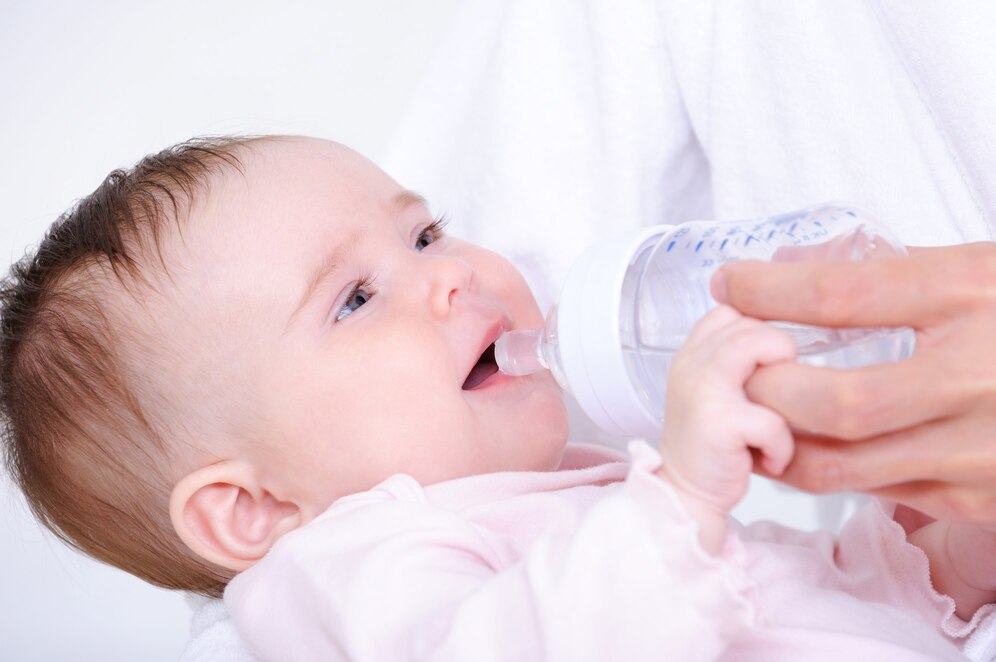 Pana la ce varsta poate un bebelus sa bea din biberon fara a-i afecta dezvoltarea si sanatatea orala?