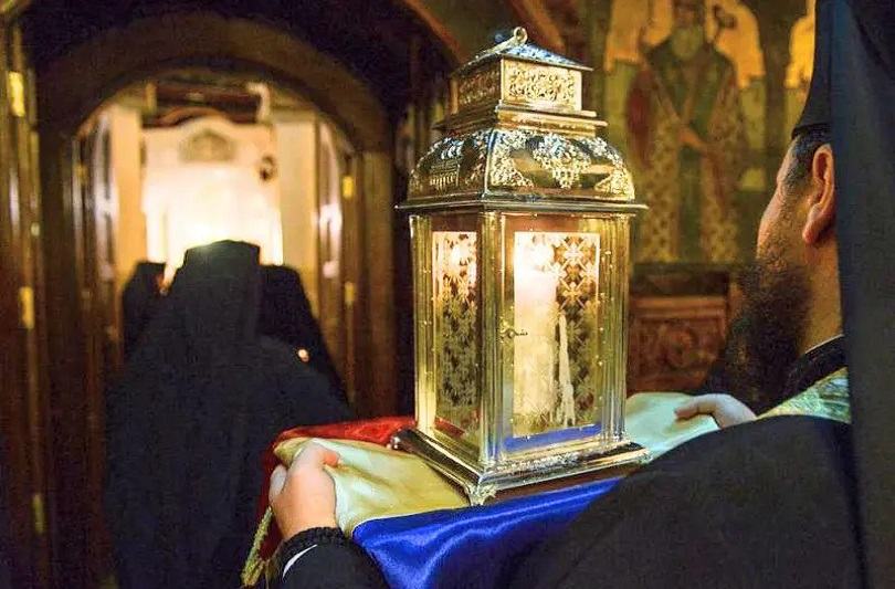 "Lumina Sfanta" s-a aprins la "Biserica Sfantului Mormant" din Ierusalim. Cand va sosi in tara?