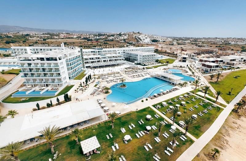 Un copil de 3 ani a murit dupa ce a cazut de la etajul unui hotel din Cipru. Pericolul pe care parintii il pot verifica imediat ce intra in camera