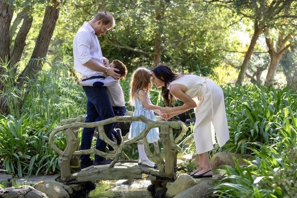 Meghan Markle si Printul Harry au impartasit imagini din vacanta europeana. Archie si Lilibet au ajuns pentru prima data la mormantul Printesei Diana