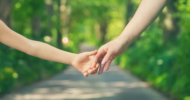 Ce a facut o mama care a inventat cancerul copilului pentru donatii. L-a ras in cap si l-a umilit