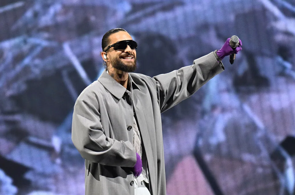 Maluma si-a intrerupt concertul pentru a mustra o mama din public. Artistul, revoltat ca femeia si-a adus copilul fara protectie auditiva
