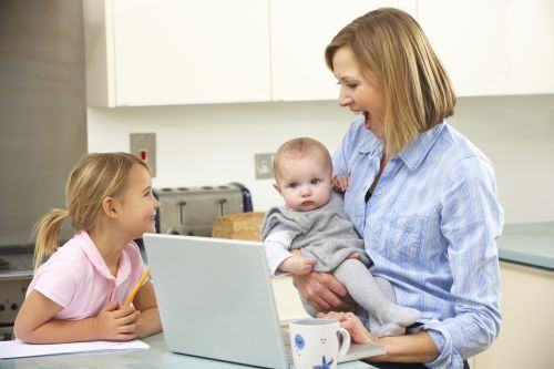 5 avantaje pe care le au copiii mamelor care lucreaza