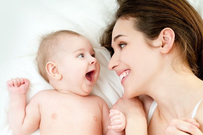 Cand incepe bebelusul sa o prefere pe mama in locul altor persoane? Explicatia expertilor