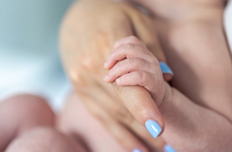 Contactul piele pe piele la nou-nascuti: cum functioneaza metoda cangur si ce beneficii are pentru bebelusi