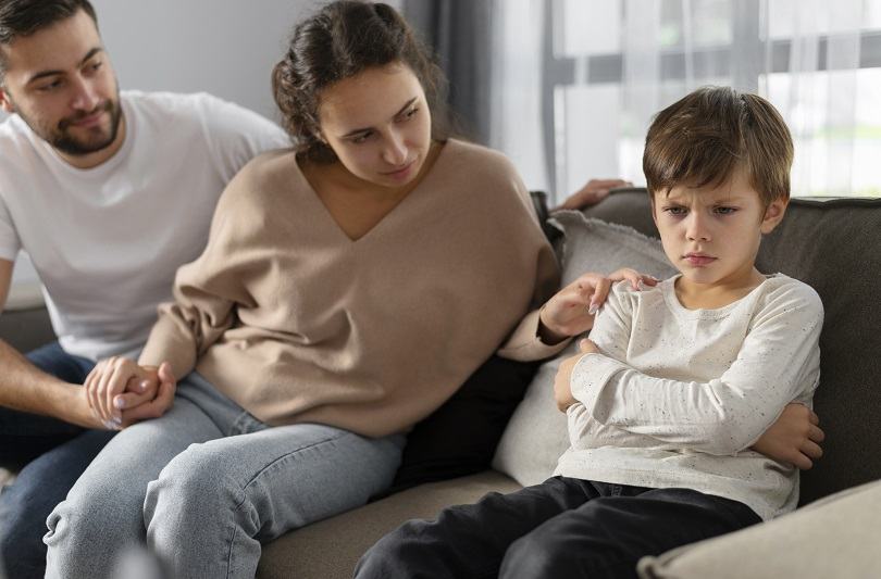 Copilul trimis singur in camera: de ce metoda „time-out” nu este recomandata si ce alternative au parintii