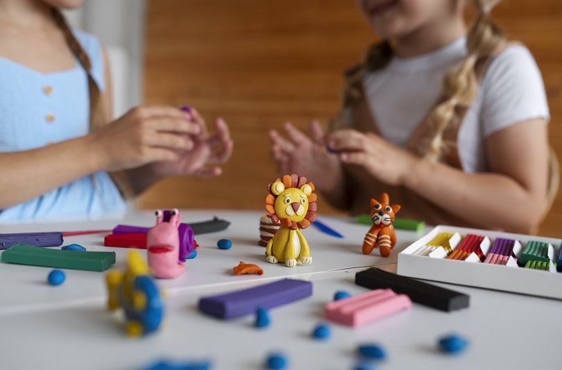 Plastilina pentru mici artisti: Tipuri, tehnici si beneficii pentru modelarea animalelor