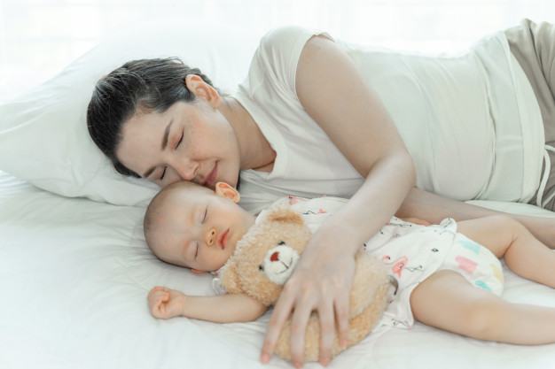 Nou-nascutii nu ar trebui sa doarma singuri - inima lor cere apropierea parintilor