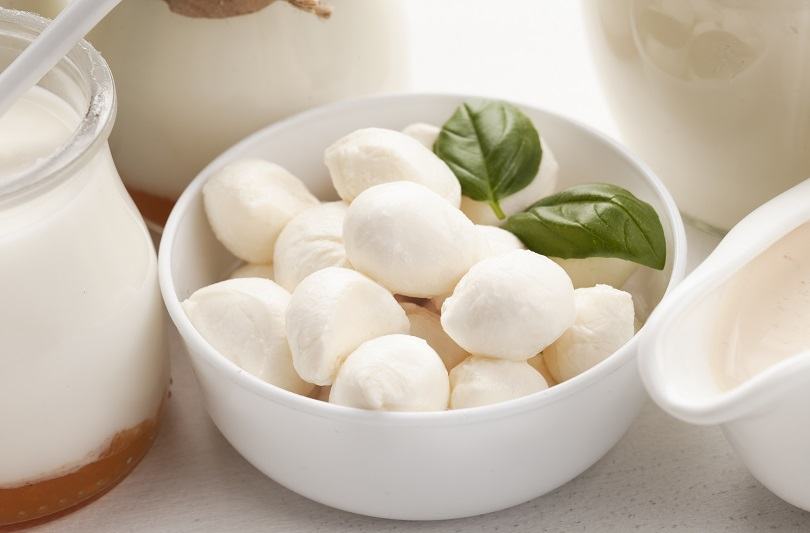 Mozzarella de casa: cum se prepara, cum se pastreaza si cu ce alimente se combina