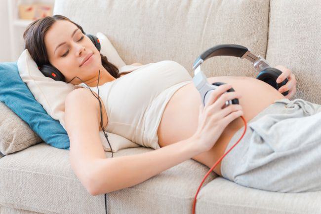 Atentie! Sa pui muzica bebelusului in timpul sarcinii poate duce la surzenie