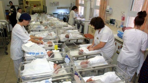 In Romania se nasc tot mai putini copii. Peste 30 de ani numarul tinerilor se va injumatati