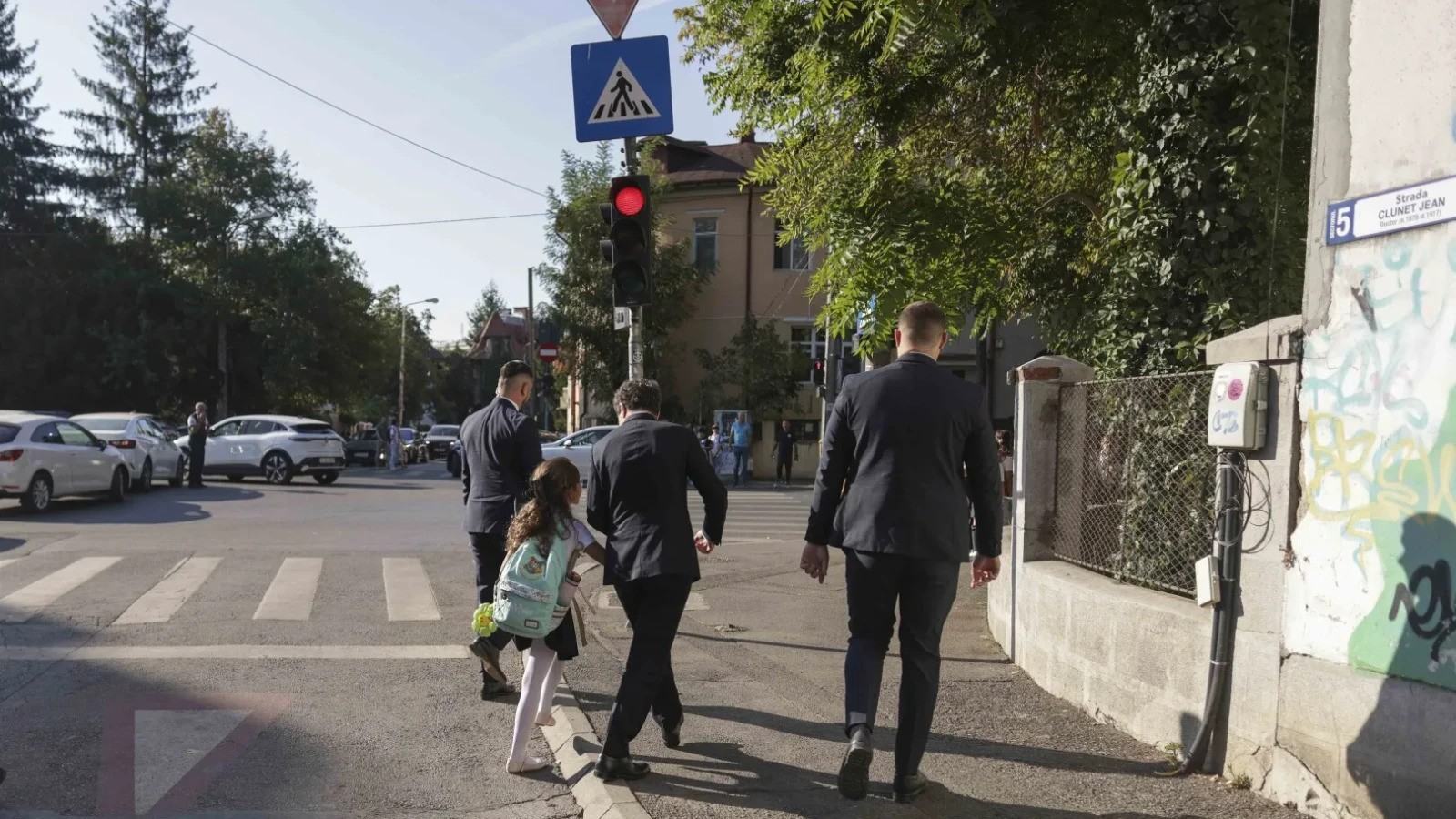 Nicusor Dan nu participa la deschiderea anului scolar, dar isi va duce fiica la scoala. Zeci de mii de profesori anunta proteste masive